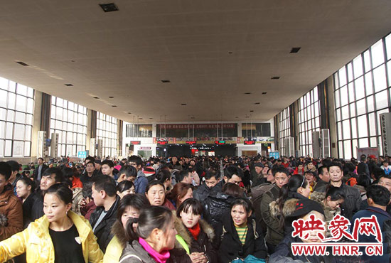 铁路春运进入首日 郑州车站预计发送旅客突破10万人