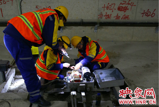 郑州地铁设备部各工种的同事们每晚在夜深人静时的隧道里坚守着自己的岗位。