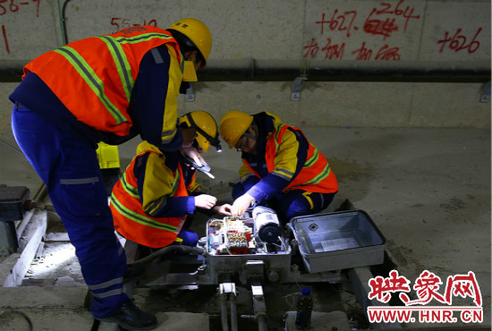 郑州地铁设备部各工种的同事们每晚在夜深人静时的隧道里坚守着自己的岗位。