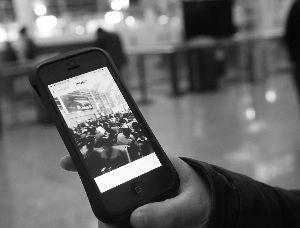 一位乘客在郑州新郑机场候机楼内用手机拍摄的乘客滞留的画面。新华社发