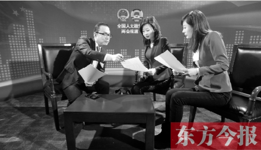 2日，河南电视台全国两会北京报道组的主持人在准备相关资料