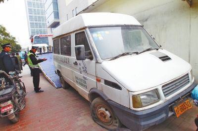 近600车位万人抢 河南省人民医院面临停车难