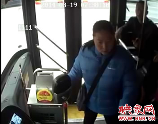 郑州一女子因嫌公交跑得慢 发飙揪住车长险酿惨祸
