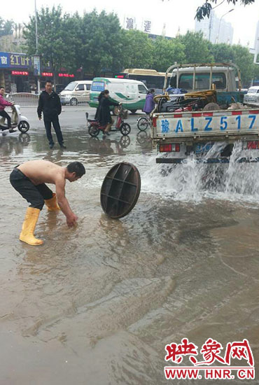 工作人员在现场抢修