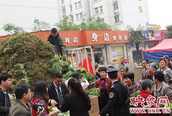 王红本（左上）在车上整理蔬菜