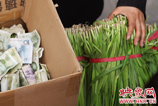 爱心箱很快便装满了，这是领菜市民的心意