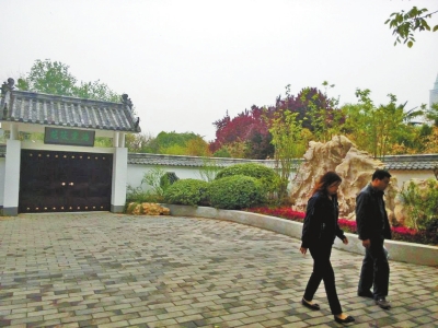 郑州部分公园现“园中园” 常年闭门不纳客引质疑
