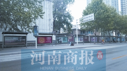 郑州街头现“公交站长廊” 10个站亭首尾相连70米