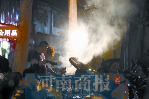 夜晚，郑州街头的烧烤摊 记者 王春胜/摄
