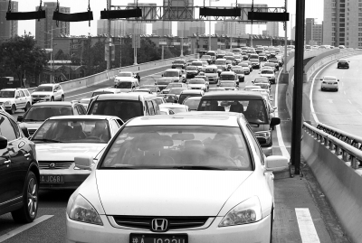 上午8点15分，北三环彩虹桥位置严重堵车。