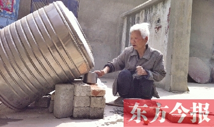 荥阳上演最强母爱 6旬老人用双手走路拉扯大三个儿 荥阳上演最强母爱 6旬老人用双手走路拉扯大三个儿