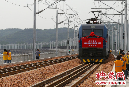 北上的列车首次通过新建的黄河铁路大桥。