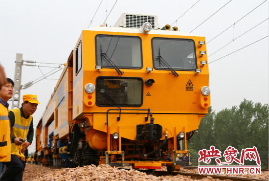 捣固稳定车对铁轨进行最后的施工。