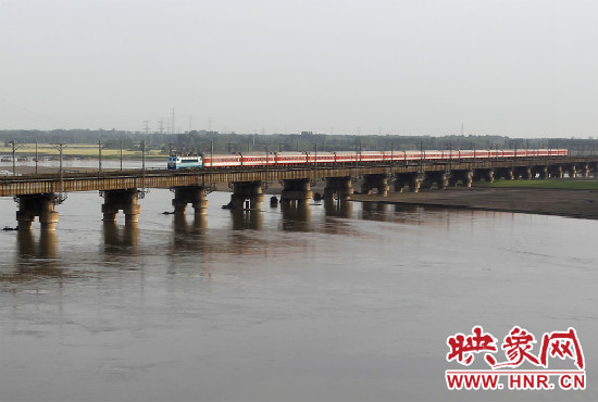 经历了54年风雨的黄河铁路大桥上，最后一趟列车呼啸而过。