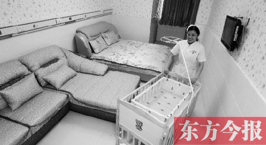郑州市南阳路上一医院月子房,护士为标价为1.38万元的月子房整理物品