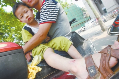 郑州街头现几十米长油污带 市民路过频摔倒