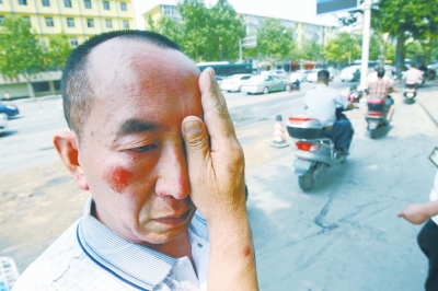 郑州街头现几十米长油污带 市民路过频摔倒