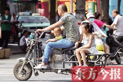 这样带着孩子，一个刹车，孩子就有可能摔下车