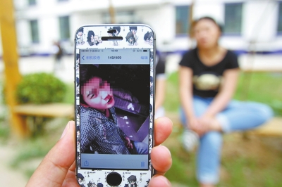 小亚手机上,还留着小强的照片。 小亚手机上,还留着小强的照片。