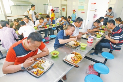 干净卫生的餐饮解决了出租车司机就餐难的问题