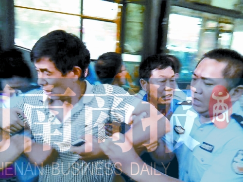 图中穿黑白格子衬衣的中年男子和其身后的蓝衣男子(右二)为打人者,现场多次与民警发生争执