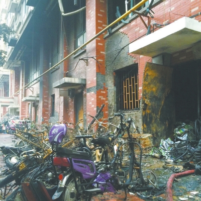 郑州一小区疑因私拉充电线引火灾 40余辆电动车被烧毁