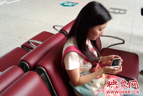 郑州市民正在东站用4G手机看电影