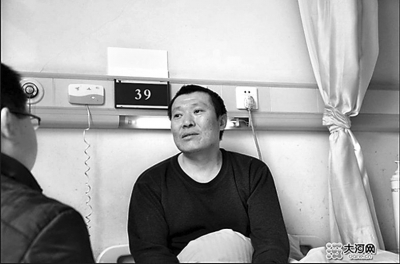 　　右图李刚生前在医院接受记者采访。资料图片