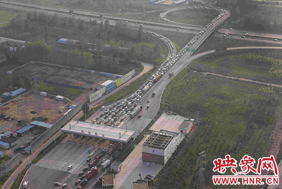 图为郑州环城高速航海路上下口，已经出现车辆排队情况。