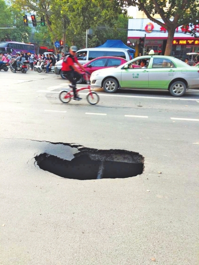 部分路段频现大坑 部分路段频现大坑