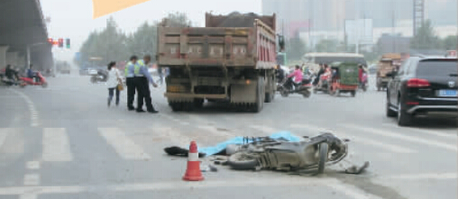 昨日，郑州市建设路与西四环交叉口附近，一辆后八轮大货车将一辆电动车卷入车轮下。