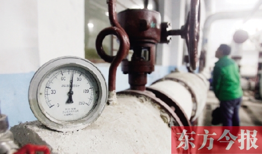 17日，中原环保的工作人员在向记者介绍管道的温度。当日，管道内温度达到75℃。
