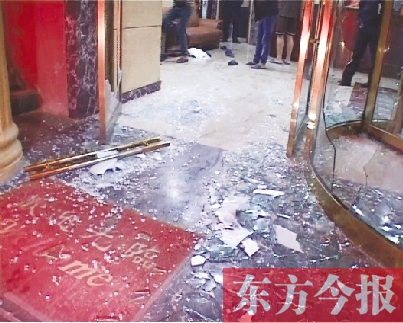 郑州洗浴中心深夜遭"打砸砍" 1名服务员受穿透性刀伤