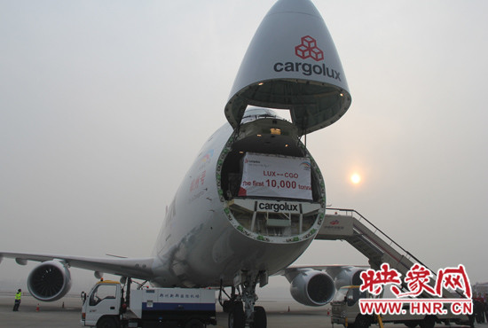 一架载着100多吨蓝莓和樱桃的货机安全抵达了郑州机场