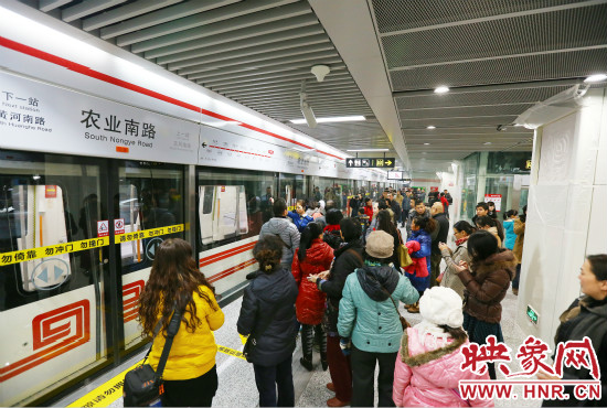 郑州地铁1号线载客量日均达22万人次。