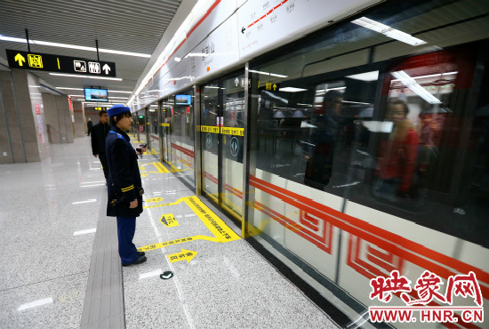 自11月29日起，郑州地铁将进一步缩短行车间隔。