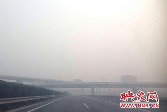图为11月24日郑州市首次启动空气重污染日预警应急二级响应措施。