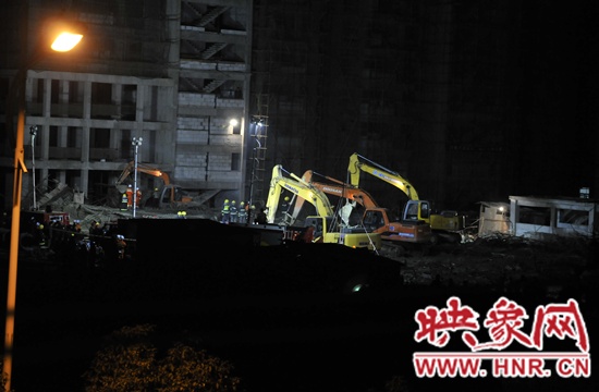 20日晚11时许,武警官兵在坍塌工地紧张救援  吴彦飞/摄 20日晚11时许,武警官兵在坍塌工地紧张救援  吴彦飞/摄