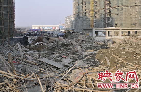 坍塌工地不远处“安全生产”的标语还很醒目  吴彦飞 摄 坍塌工地不远处“安全生产”的标语还很醒目  吴彦飞 摄