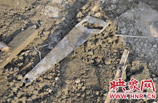 坍塌工地上遗留的木工锯子 吴彦飞 摄 坍塌工地上遗留的木工锯子 吴彦飞 摄