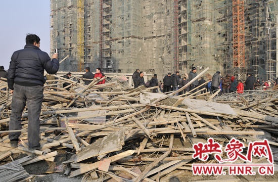 围观的群众在坍塌现场拍照 吴彦飞 摄 围观的群众在坍塌现场拍照 吴彦飞 摄