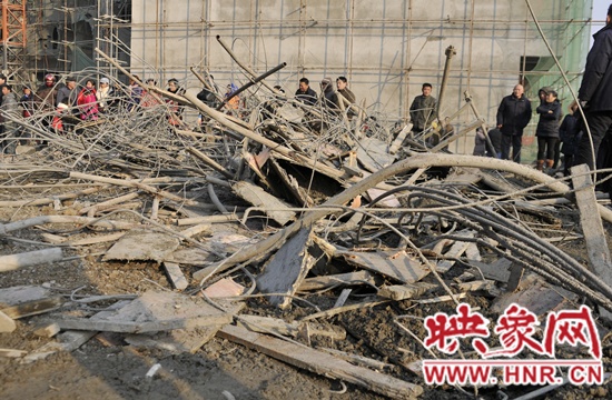 5坍塌工地折断的钢筋和还未凝固的混凝土  吴彦飞 摄 5坍塌工地折断的钢筋和还未凝固的混凝土  吴彦飞 摄