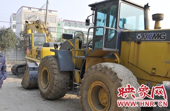 救援被困工人的大型施工车辆  吴彦飞 摄 救援被困工人的大型施工车辆  吴彦飞 摄