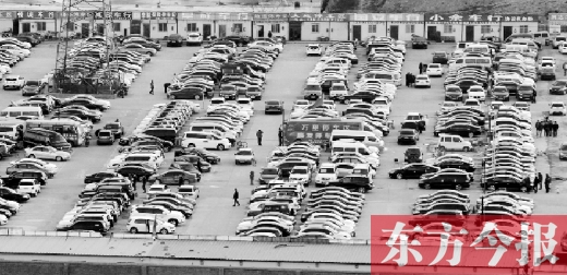 郑州市文化路北段一个二手车交易市场，停放着密集的二手车