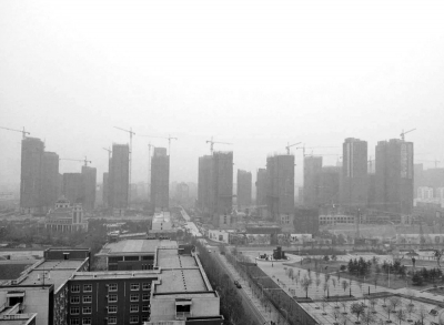 在郑州市同一地点拍摄的照片，下为1月1日晴朗天气，上为1月5日雾霾天气。（拼接图片）