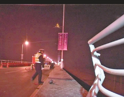 黄河大桥西侧护栏被撞断约20米