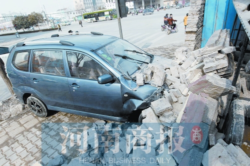 一名男子驾车撞倒了路边的围墙