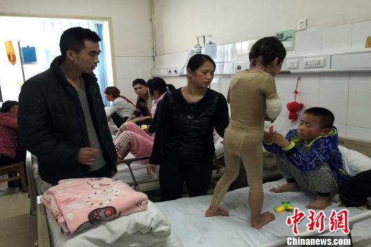 河南跌入油锅女孩康复顺利全家人医院过春节