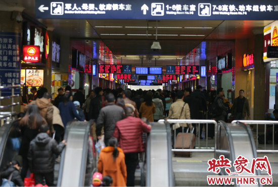 郑州火车站迎客流高峰 省内列车余票充足