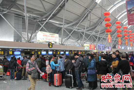 郑州火车站迎客流高峰 省内列车余票充足